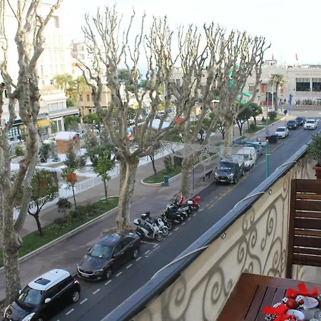 Penelope Belle Vue مينتون